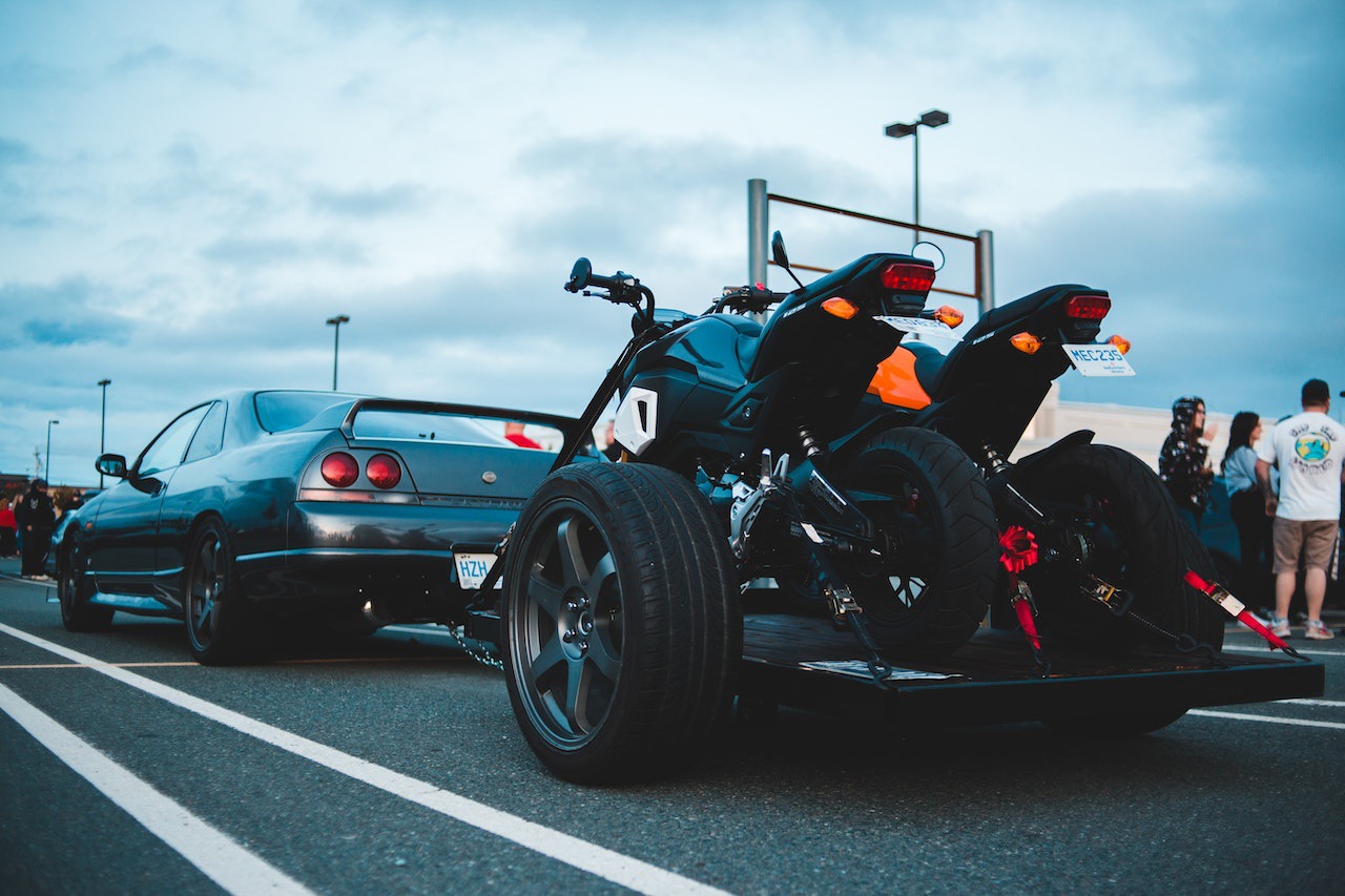 Transport motocykla na przyczepie – jak prawidłowo przewieźć motocykl